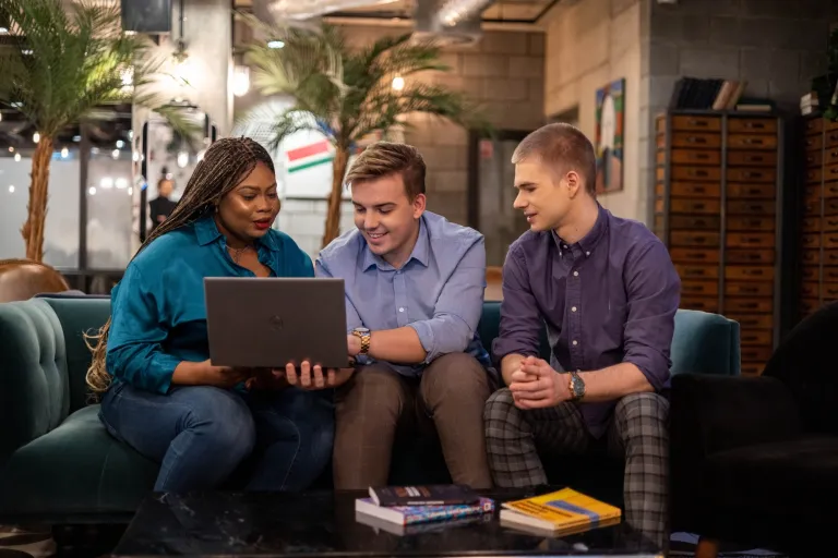 Utrata zaufania wobec doświadczeń online | Blog "okiem praktyków" | Uniwersytet WSB Merito: Grupa studentów przed laptopem