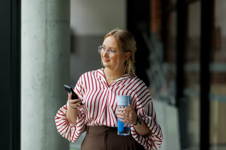 Kiedy każdy wybór wydaje się trudny | Blog "okiem praktyków" | Uniwersytet WSB Merito: Kobieta patrząca się przez okno