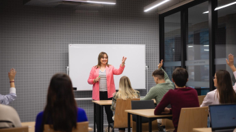 Poznań wykładowca studenci w sali