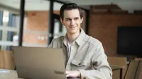 Projektowanie doświadczeń cyfrowych z wykorzystaniem AI | Uniwersytet WSB Merito Szczecin: Student Uniwersytetu WSB Merito pracujący przy laptopie