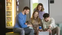 Projektowanie doświadczeń cyfrowych z wykorzystaniem AI | Studia I stopnia w Szczecinie | Uniwersytet WSB Merito Szczecin: grupa studentów w strefie relaksu przed laptopem