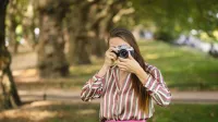 Social Media Manager | Studia I stopnia w Szczecinie | Uniwersytet WSB Merito Szczecin: studentka z aparatem
