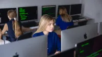 studentka przy laptopie