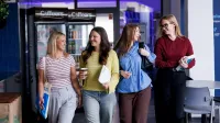 Dietetyka kliniczna | Studia I stopnia w Szczecinie | Uniwersytet WSB Merito Szczecin: Cztery dziewczyny idą korytarzem z notatkami i kawą.