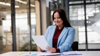 Employer Branding | Uniwersytet WSB Merito Szczecin: Kobieta czyta dokument