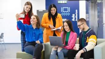 Wyniki wyszukiwania | Uniwersytet WSB Merito Szczecin: grupa studentów na korytarzu