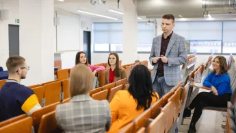 Przygotowanie pedagogiczne – dla nauczycieli teoretycznych przedmiotów zawodowych | Studia podyplomowe w Szczecinie | Uniwersytet WSB Merito Szczecin: Wykładowca Uniwersytetu WSB Merito prowadzący dyskusję ze studentami w sali wykładowej.