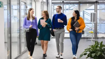 Inżynieria AI i systemy inteligentne | Studia I stopnia w Szczecinie | Uniwersytet WSB Merito Szczecin: Studenci Uniwersytetu WSB Merito rozmawiający na korytarzu uczelni.