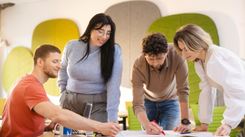 Przygotowanie pedagogiczne – dla nauczycieli teoretycznych przedmiotów zawodowych | Uniwersytet WSB Merito Szczecin: grupa studentów w sali pracująca nad projektem