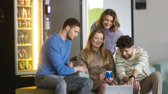 grupa studentów w strefie relaksu przed laptopem
