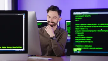 Programowanie | Uniwersytet WSB Merito Szczecin: Student Uniwersytetu WSB Merito pracujący przy komputerze w laboratorium IT