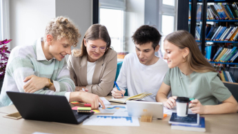 Zintegrowany system informatyczny SAP ERP | Uniwersytet WSB Merito Szczecin: Zespół studentów wspólnie analizuje dane i notuje wnioski.