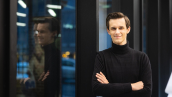 Zintegrowany system informatyczny SAP ERP | Uniwersytet WSB Merito Szczecin: Student Uniwersytetu WSB Merito w nowoczesnym wnętrzu uczelni