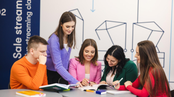 Rachunkowość i finanse przedsiębiorstw | Studia podyplomowe w Szczecinie | Uniwersytet WSB Merito Szczecin: Grupa studentów Uniwersytetu WSB Merito wspólnie pracuje nad materiałami, ucząc się i wymieniając pomysły w nowoczesnej przestrzeni edukacyjnej.