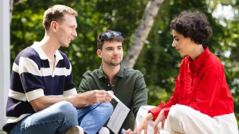 Controlling w biznesie | Studia podyplomowe w Szczecinie | Uniwersytet WSB Merito Szczecin: Trzech studentów Uniwersytetu WSB Merito Poznań dyskutuje na świeżym powietrzu.