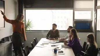 Inżynieria zarządzania procesami produkcyjnymi | Studia I stopnia w Szczecinie | Uniwersytet WSB Merito Szczecin: wykładowca i studenci w sali na ćwiczeniach
