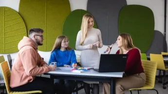 Zarządzanie i obrót nieruchomościami | Studia I stopnia w Szczecinie | Uniwersytet WSB Merito Szczecin: grupa studentów dyskutująca nad projektem