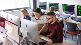 Inżynieria zarządzania | Studia I stopnia w Szczecinie | Uniwersytet WSB Merito Szczecin: grupa studentów w sali komputerowej