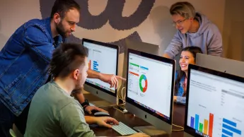 Ochrona środowiska | Studia podyplomowe w Szczecinie | Uniwersytet WSB Merito Szczecin: Studenci WSB Merito pracują nad analizą danych przy komputerach.
