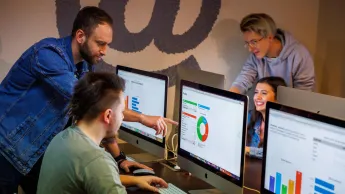 SAP S/4HANA – nowoczesny system ERP | Studia podyplomowe w Szczecinie | Uniwersytet WSB Merito Szczecin: Studenci WSB Merito pracują nad analizą danych przy komputerze.