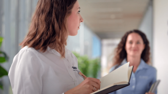 Zarządzanie bezpieczeństwem i higiena pracy | Studia podyplomowe w Szczecinie | Uniwersytet WSB Merito Szczecin: Kobieta notuje w zeszycie