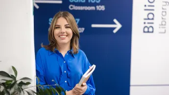 Wyniki wyszukiwania | Uniwersytet WSB Merito Szczecin: Studentka Uniwersytetu WSB Merito Szczecin z książkami