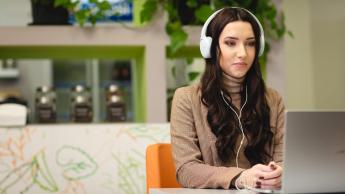 Studentka WSB Merito uczestniczy w zajęciach zdalnych w sali hybrydowej.