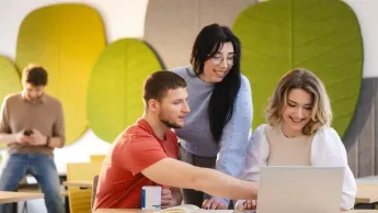 Studenci pracują razem przy laptopie