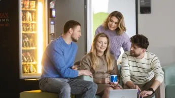 Bezpieczeństwo publiczne | Studia I stopnia w Szczecinie | Uniwersytet WSB Merito Szczecin: grupa studentów w strefie studenta na uczelni