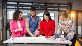 Zarządzanie projektem – Akademia Project Managera | Studia podyplomowe w Szczecinie | Uniwersytet WSB Merito Szczecin: Grupa studentów realizująca projekt na Uczelni WSB Merito Szczecin