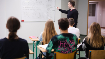 grupa studentów na zajęciach z statystki