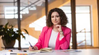 Finanse przedsiębiorstw i podatki ACCA | Studia I stopnia w Szczecinie | Uniwersytet WSB Merito Szczecin: studentka przy biurku na uczelni WSB Merito Szczecin