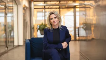 MBA HR | Studia MBA w Szczecinie | Uniwersytet WSB Merito Szczecin: Uczestniczka studiów MBA Pozuje na korytarzu uczelni- Uniwersytet WSB Merito w Szczecinie