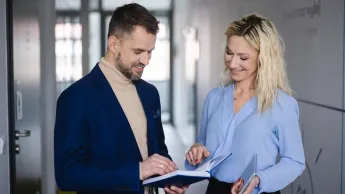 MBA Zarządzanie w podmiotach leczniczych | Studia MBA w Szczecinie | Uniwersytet WSB Merito Szczecin: uczestnicy MBA rozmawiają na korytarzu