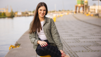 Dietetyka i promocja zdrowia | Studia I stopnia w Szczecinie | Uniwersytet WSB Merito Szczecin: studentka na bulwarach