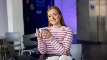 Zarządzanie | Studia I stopnia w Szczecinie | Uniwersytet WSB Merito Szczecin: studentka z kubkiem