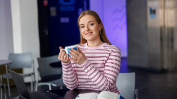 Dietetyka w sporcie i rekreacji | Studia I stopnia w Szczecinie | Uniwersytet WSB Merito Szczecin: studentka z kubkiem