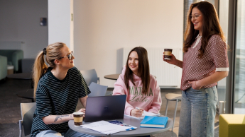 Zarządzanie | Studia I stopnia w Szczecinie | Uniwersytet WSB Merito Szczecin: studentki w czasie rozmowy
