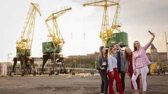 Marketing i sprzedaż | Uniwersytet WSB Merito Szczecin: studenci na bulwarach