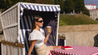 Hotelarstwo i gastronomia | Studia I stopnia w Szczecinie | Uniwersytet WSB Merito Szczecin: studentka z kawą