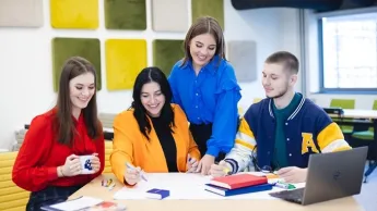 Pedagogika | Studia II stopnia w Szczecinie | Uniwersytet WSB Merito Szczecin: studenci w grupie