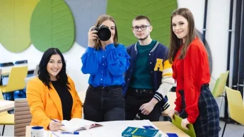 Zarządzanie marką | Studia I stopnia w Szczecinie | Uniwersytet WSB Merito Szczecin: studentka z aparatem2