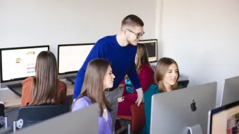 Inżynieria sieci, systemów i bezpieczeństwa IT | Studia I stopnia w Szczecinie | Uniwersytet WSB Merito Szczecin: studenci w sali informatycznej