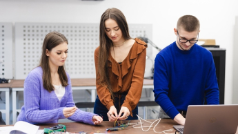 studenci na warsztacie