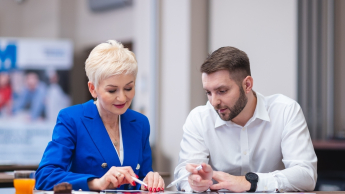 Facylitacja prowadzenia spotkań | Szkolenia i kursy w Szczecinie | Uniwersytet WSB Merito Szczecin: uczestnicy szkolenia przy biurku