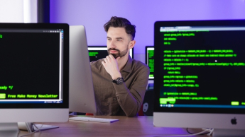 Sztuczna inteligencja | Studia I stopnia w Szczecinie | Uniwersytet WSB Merito Szczecin: student przy laptopie