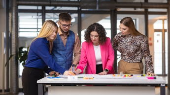 studenci przy biurku