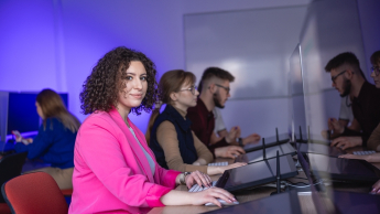 Digital  Marketing | Studia I stopnia w Szczecinie | Uniwersytet WSB Merito Szczecin: studentka w marynarce