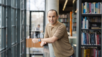 student w bibliotece