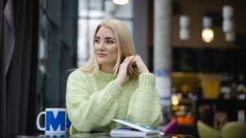 ESG i zrównoważony rozwój | Uniwersytet WSB Merito Szczecin: studentka z kubkiem merito